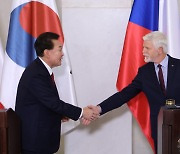 Leaders of S. Korea, Czech Republic agree to discuss nuclear energy push