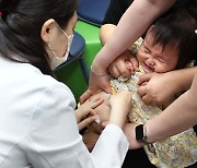 [포토] "아가야 따끔" 독감예방주사 맞으세요