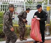 정부청사에 떨어진 북한 오물풍선 잔해, 군부대 수거중