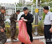 정부청사에 떨어진 북한 오물풍선 잔해, 군부대 수거중