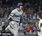 '50-50' MLB 새 역사 쓴 슈퍼스타 오타니 [오늘의 한 컷]