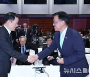 인사나누는 최상목 부총리와 허진수 SPC 사장