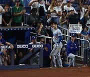 ‘무알콜’ 오타니, 역대 최초 50-50에 첫 MLB 가을야구에 샴페인 ‘원샷’