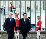 의장대 사열 위해 이동하는 한-체코 정상