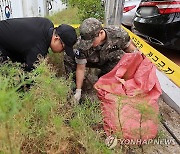 군부대, 정부서울청사에 떨어진 북한 쓰레기 풍선 내용물 수거