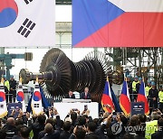 터빈 블레이드 서명식 갖는 윤석열 대통령