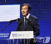 조국, 이재명 징역 2년 구형에 "법치 명목 하에 벌어지는 정치 억압"