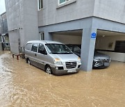 물폭탄 쏟아진 충남권, 119신고 300건...범람·침수 고립 잇따라