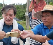 조국, 민주당과 신경전에 “원래 선거가 그런 것...누가 더 잘 할지로 경쟁”