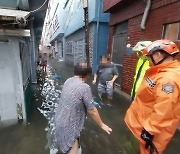 정부 “남부지방 시간 당 최고 50㎜ 강우…도로·주택 침수 속출”