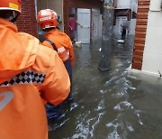 땅 꺼지고 주택도 잠겼다…폭우에 전국 900여명 대피