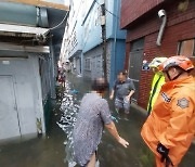 '물폭탄' 쏟아진 부산, 등산객 고립·도심 곳곳 침수(종합3보)