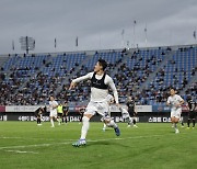 '이승원 1호골+이동경 쐐기골 쾅!' 김천상무, 수원FC 4-2 제압... 2위 도약