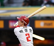 '박성한 3안타+엘리아스 7이닝 1실점' SSG, KT에 4-1 승리…5위 싸움 아직 모른다