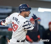 KBO 새 역사까지 단 '-11', 그러나 밀어주기는 없다... 롯데 '안타기계' 타순 조정 안 한다