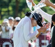 [포토]문정민,폭포수 우승 축하 물세레