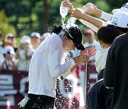 [포토]문정민,멈추지 않는 축하 물세레