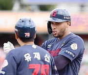 [포토] 레이예스 '2안타 추가. 올 시즌 193호 안타 행진'