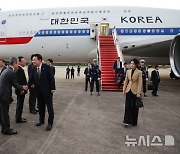 윤 대통령 부부, 체코 순방 마치고 귀국