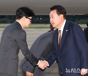 체코 순방 귀국한 尹, 환영 나온 한동훈 대표와 인사