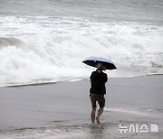 강한 파도 밀려오는 제주 해변