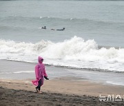 우비입고 제주 해변 걷기