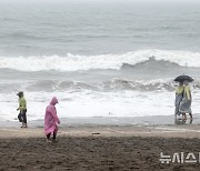 비바람 부는 제주 이호테우해수욕장