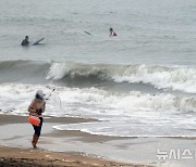 비바람 부는 제주 해수욕장에서 맨발 걷기