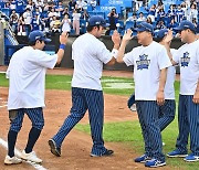 2위 확정, 플레이오프 진출 기쁨 나누는 삼성 박진만 감독과 박병호 [사진]