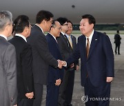 윤석열 대통령, 정진석 비서실장과 인사