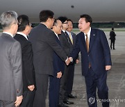 윤석열 대통령, 정진석 비서실장과 인사