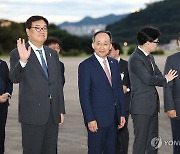 윤 대통령 마중 나온 정진석 비서실장과 한동훈 대표, 추경호 원내대표