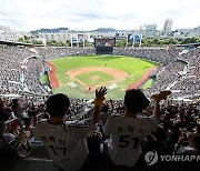 프로야구 LG, 잠실구장서 최초로 관중 130만 돌파