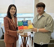 윤석열 대통령, '다섯쌍둥이' 출산 축하 선물 전달