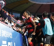 '조르지 극장골' 포항, 강원 2-1 꺾고 6연패 탈출…5위로 점프