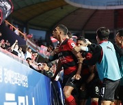 '조르지 극장골' 포항, 강원 2-1 꺾고 6연패 탈출…5위로 점프(종합)