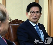 손경식 경총 회장과 대화 나누는 김문수 장관