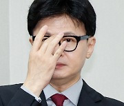 안경 고쳐쓰는 한동훈 대표