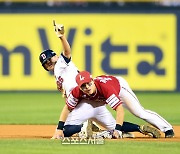 [포토] 도루실패 정수빈 ‘비디오 판독해 주세요’