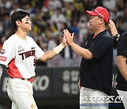 [포토] 김도영과 하이파이브하는 이범호 감독