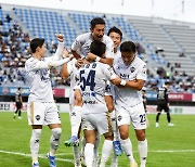 김천의 미래는 9기에게 맡겨라! '4골 폭발' 김천, 수원 FC 꺾고 2연승