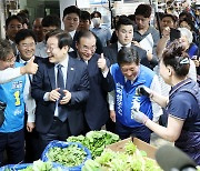 영광 찾은 이재명 “선거 따라 민주당 지도체제 위기 겪을 수도”