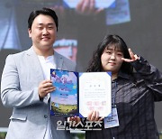 [포토] 먹지희, 2024 크리에이터 어워즈 먹방 부문 공로상 수상