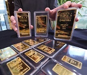 U.S. key rate cut sends global gold prices soaring