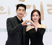 포즈 취하는 강훈-조혜주