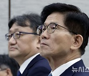 근로시간 제도 개선 토론회 참석한 김문수 장관-권기섭 위원장