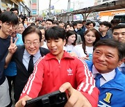 [르포] “텃밭서 이재명 밀어야지” “조국이 바람 일으켰제”…영광의 혈투