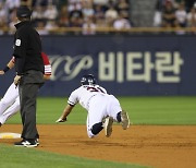 여전한 ‘발야구 DNA’ 조수행·정수빈 내야 휘저은 두산, 역대 최초 동반 50도루에 연패 탈출··· 4위 굳히기