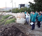 김해시 호우 피해지역 점검하는 이한경 본부장