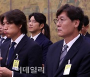 [포토]'표정 어두운 축구인들'